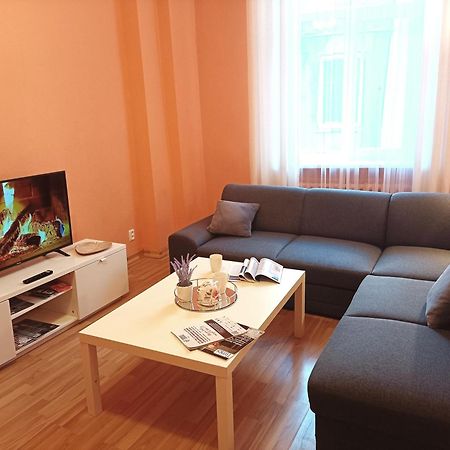 Spacious Old Town Family Peachy 2 Bedrooms Apartment, Nearby The Riga Presidential Castle Εξωτερικό φωτογραφία